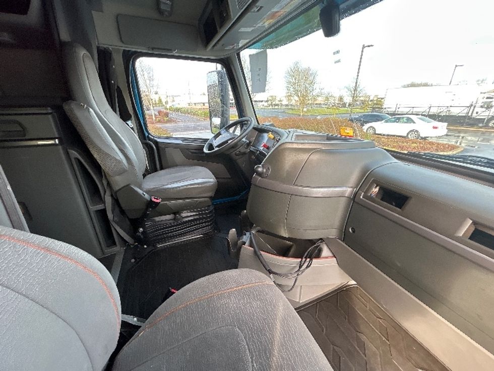 Sleeper Tractor-Heavy Duty Tractors-Volvo-2020-VNL64760-Coburg-OR-493,991\n\t\tmiles-$ 61,750 - Image 15