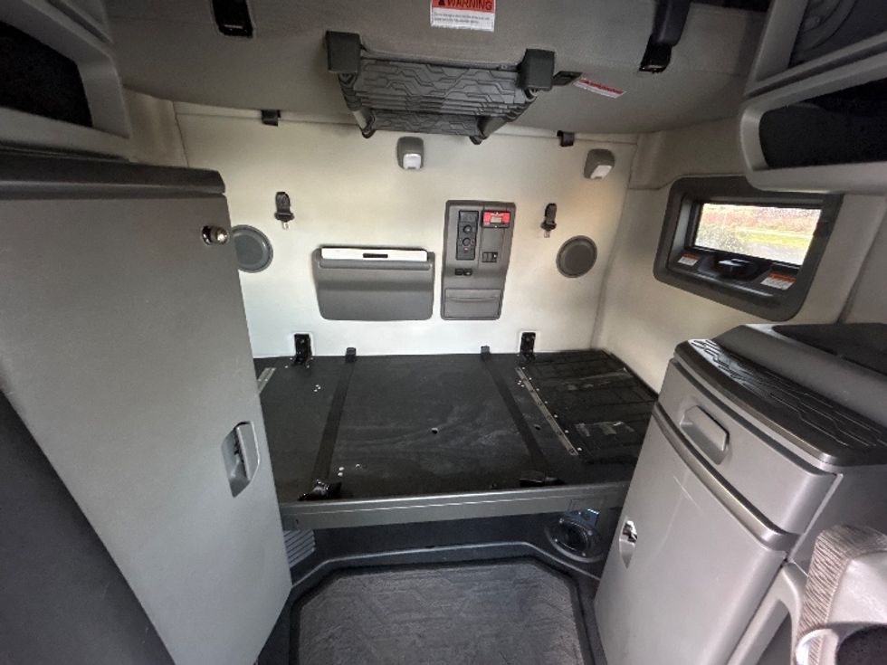 Sleeper Tractor-Heavy Duty Tractors-Volvo-2020-VNL64760-Coburg-OR-493,991\n\t\tmiles-$ 61,750 - Image 16