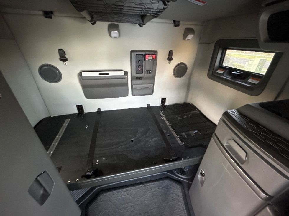 Sleeper Tractor-Heavy Duty Tractors-Volvo-2020-VNL64760-Coburg-OR-493,991\n\t\tmiles-$ 61,750 - Image 17