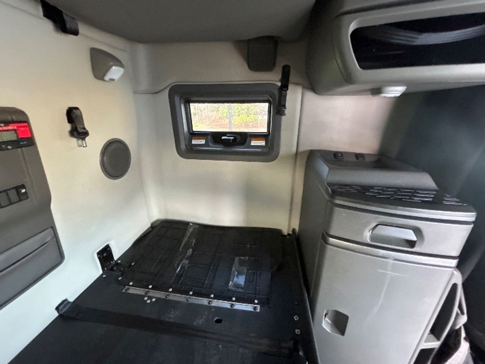 Sleeper Tractor-Heavy Duty Tractors-Volvo-2020-VNL64760-Coburg-OR-493,991\n\t\tmiles-$ 61,750 - Image 18