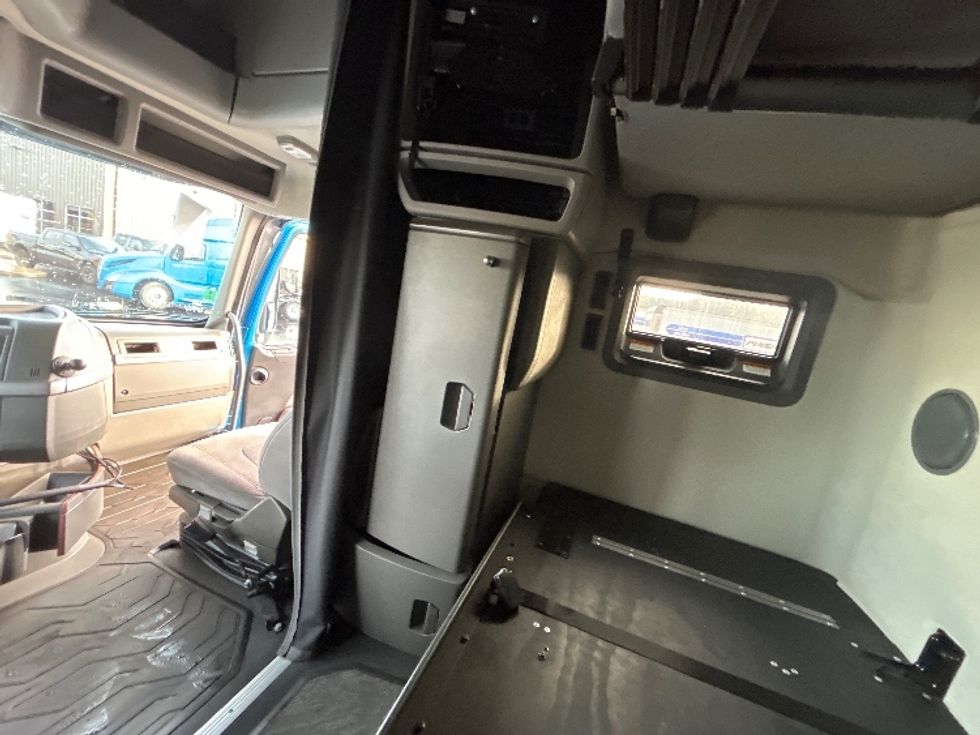 Sleeper Tractor-Heavy Duty Tractors-Volvo-2020-VNL64760-Coburg-OR-493,991\n\t\tmiles-$ 61,750 - Image 19