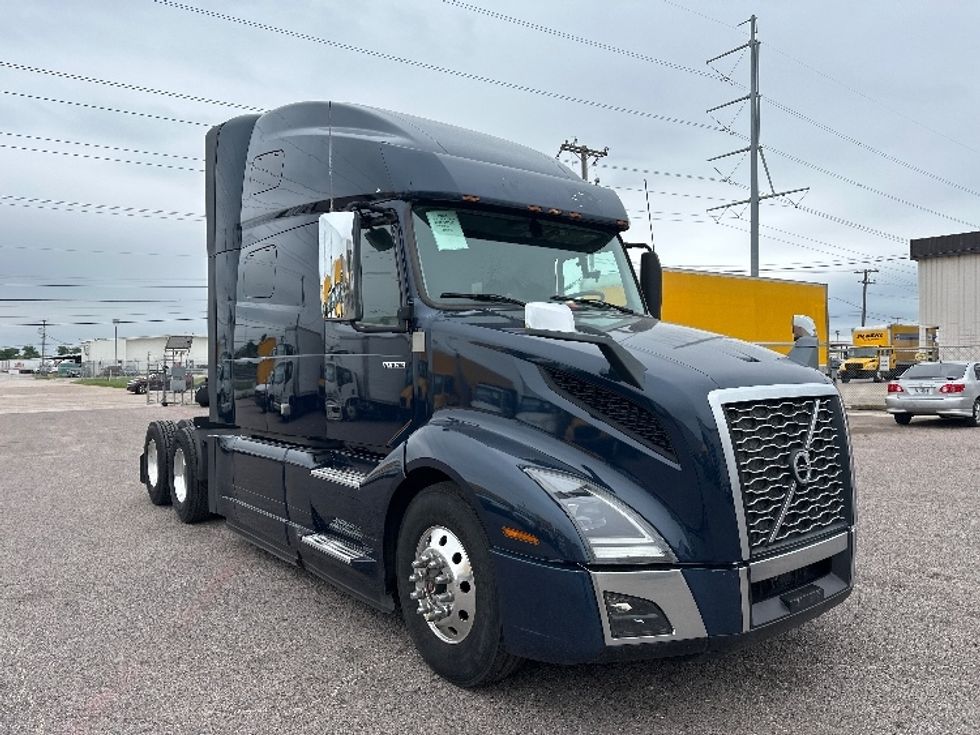 Sleeper Tractor-Heavy Duty Tractors-Volvo-2020-VNL64760-Dallas-TX-613,628\n\t\tmiles-$ 59,500 - Image 1