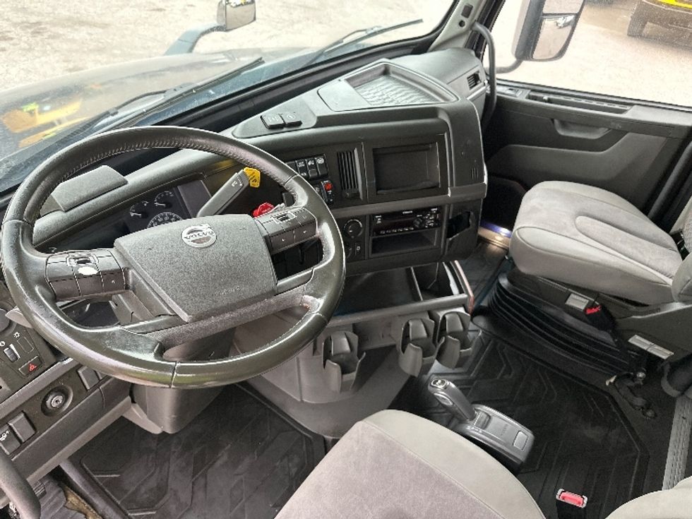 Sleeper Tractor-Heavy Duty Tractors-Volvo-2020-VNL64760-Dallas-TX-613,628\n\t\tmiles-$ 59,500 - Image 10