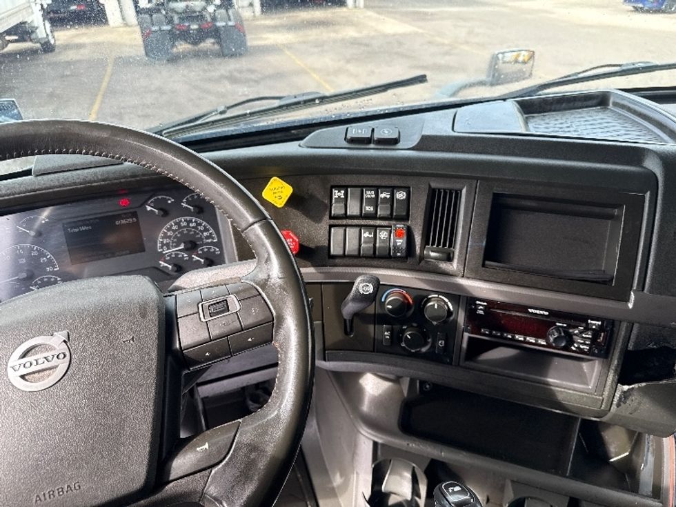 Sleeper Tractor-Heavy Duty Tractors-Volvo-2020-VNL64760-Dallas-TX-613,628\n\t\tmiles-$ 59,500 - Image 11