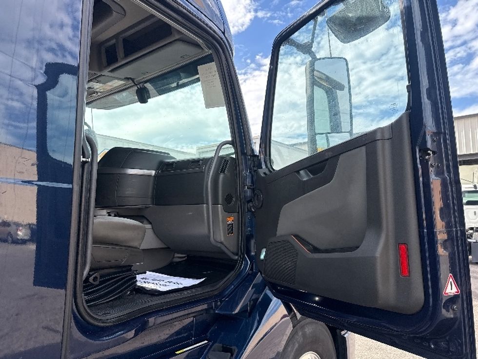 Sleeper Tractor-Heavy Duty Tractors-Volvo-2020-VNL64760-Dallas-TX-613,628\n\t\tmiles-$ 59,500 - Image 13