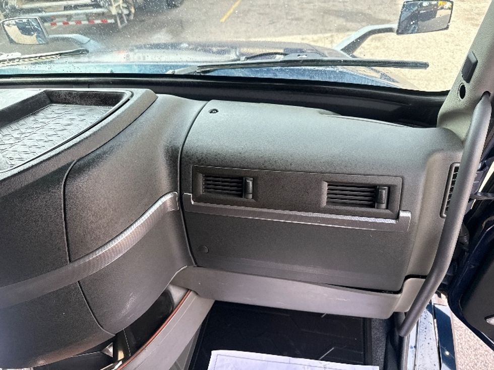Sleeper Tractor-Heavy Duty Tractors-Volvo-2020-VNL64760-Dallas-TX-613,628\n\t\tmiles-$ 59,500 - Image 14