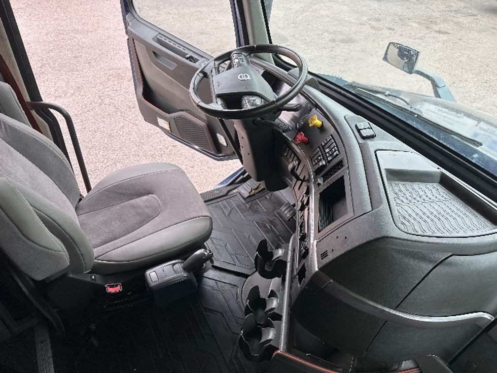 Sleeper Tractor-Heavy Duty Tractors-Volvo-2020-VNL64760-Dallas-TX-613,628\n\t\tmiles-$ 59,500 - Image 15