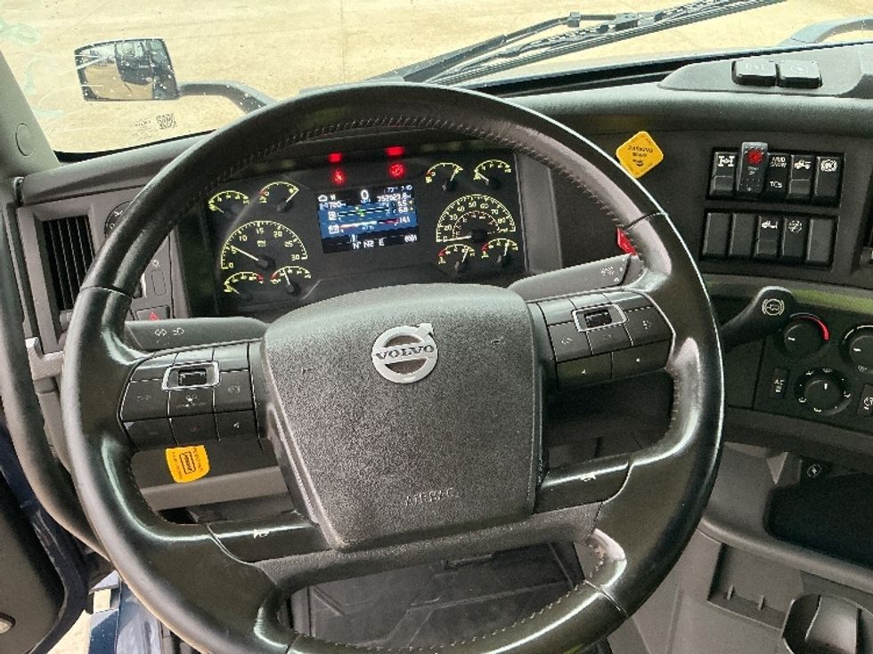 Sleeper Tractor-Heavy Duty Tractors-Volvo-2020-VNL64760-Dallas-TX-752,922\n\t\tmiles-$ 46,250 - Image 11