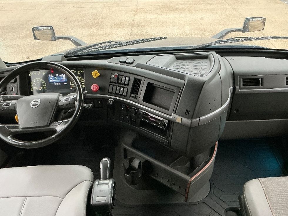 Sleeper Tractor-Heavy Duty Tractors-Volvo-2020-VNL64760-Dallas-TX-752,922\n\t\tmiles-$ 46,250 - Image 12
