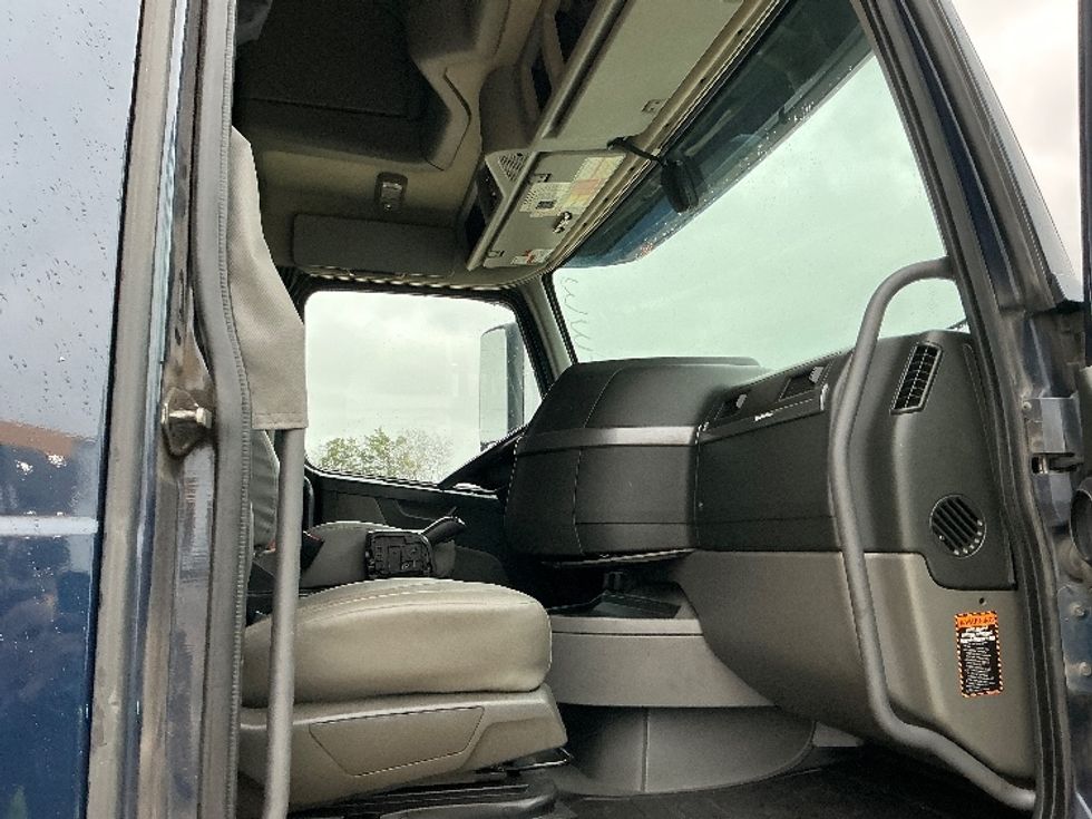 Sleeper Tractor-Heavy Duty Tractors-Volvo-2020-VNL64760-Dallas-TX-752,922\n\t\tmiles-$ 46,250 - Image 13