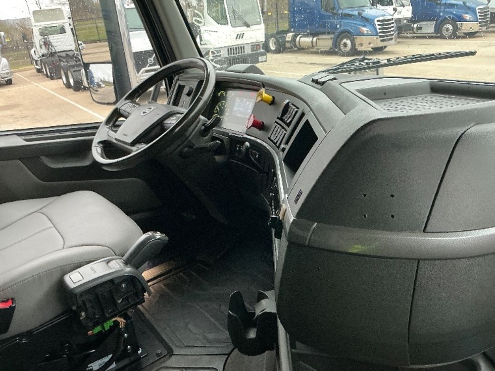 Sleeper Tractor-Heavy Duty Tractors-Volvo-2020-VNL64760-Dallas-TX-752,922\n\t\tmiles-$ 46,250 - Image 15
