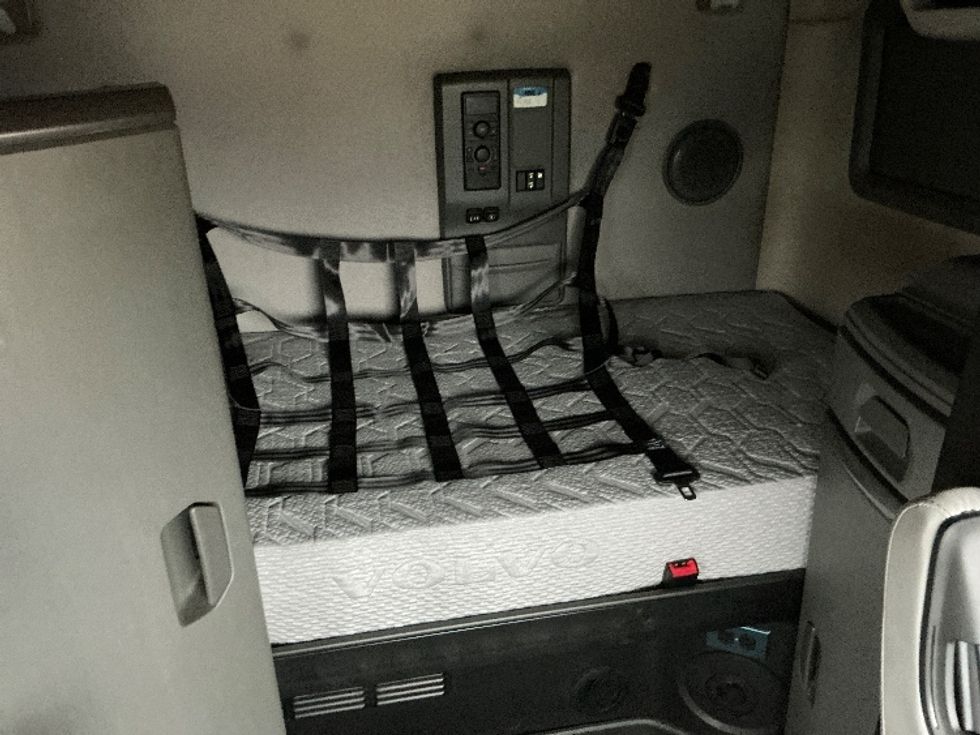 Sleeper Tractor-Heavy Duty Tractors-Volvo-2020-VNL64760-Dallas-TX-752,922\n\t\tmiles-$ 46,250 - Image 16