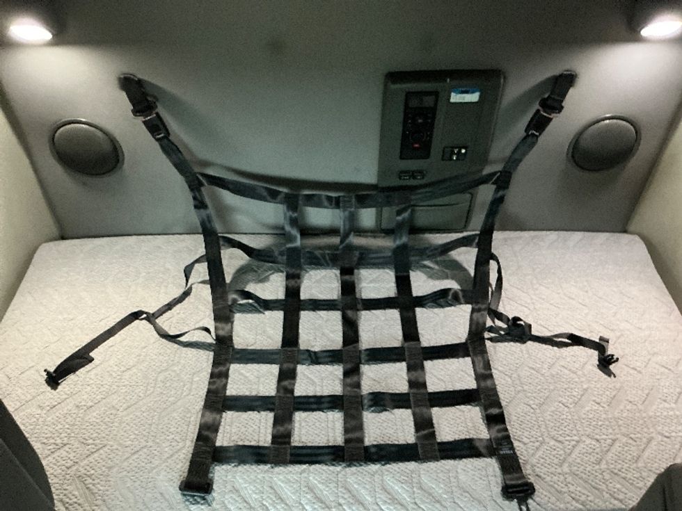 Sleeper Tractor-Heavy Duty Tractors-Volvo-2020-VNL64760-Dallas-TX-752,922\n\t\tmiles-$ 46,250 - Image 17