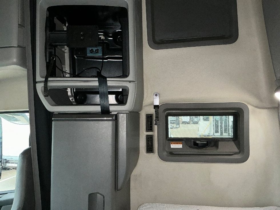 Sleeper Tractor-Heavy Duty Tractors-Volvo-2020-VNL64760-Dallas-TX-752,922\n\t\tmiles-$ 46,250 - Image 19