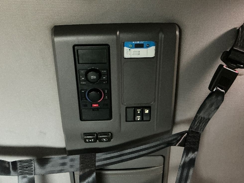 Sleeper Tractor-Heavy Duty Tractors-Volvo-2020-VNL64760-Dallas-TX-752,922\n\t\tmiles-$ 46,250 - Image 23