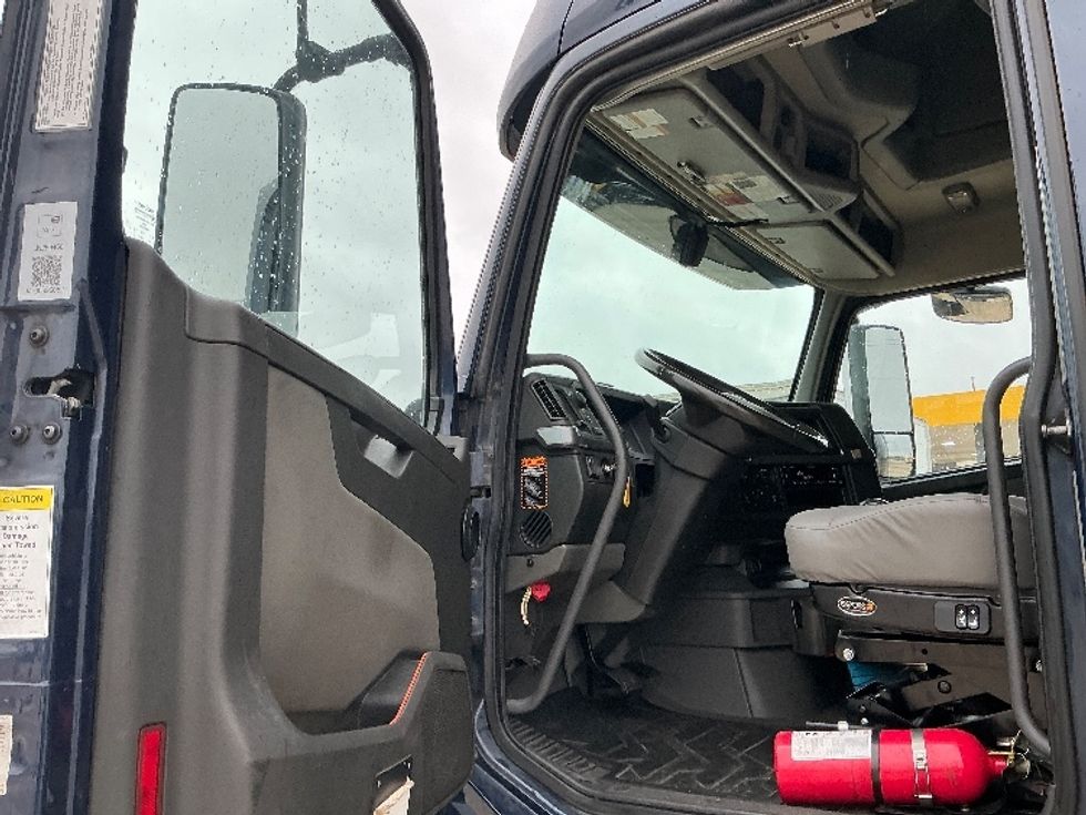 Sleeper Tractor-Heavy Duty Tractors-Volvo-2020-VNL64760-Dallas-TX-752,922\n\t\tmiles-$ 46,250 - Image 9