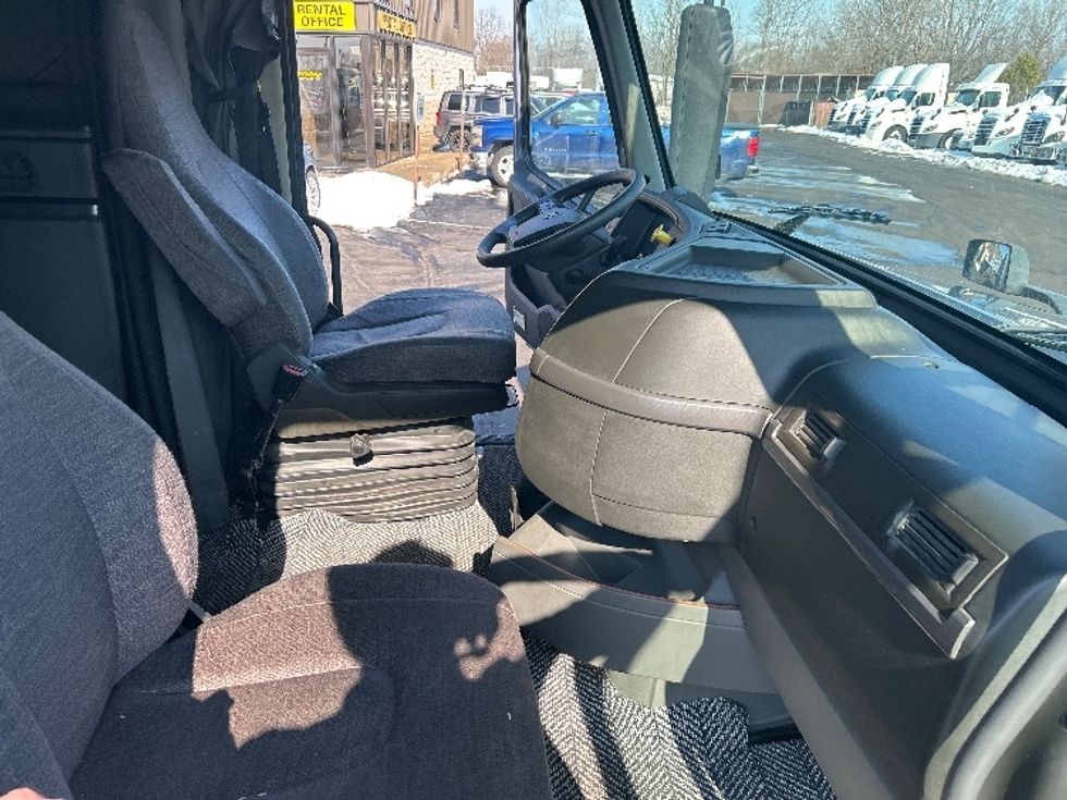 Sleeper Tractor-Heavy Duty Tractors-Volvo-2020-VNL64760-Dayton-OH-535,450\n\t\tmiles-$ 57,500 - Image 12