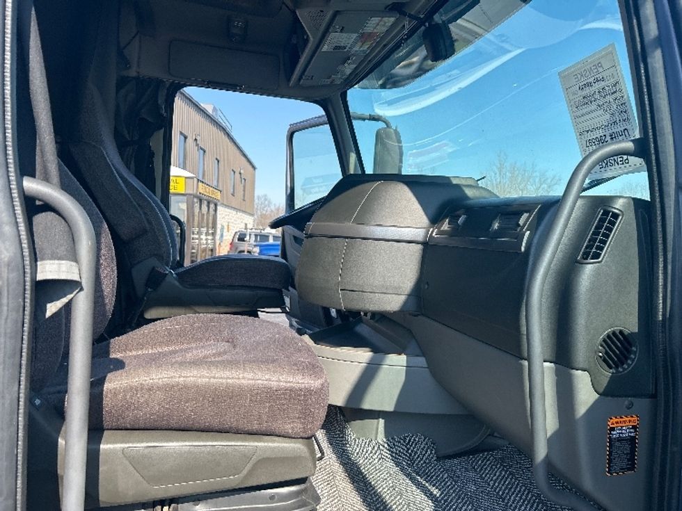 Sleeper Tractor-Heavy Duty Tractors-Volvo-2020-VNL64760-Dayton-OH-535,450\n\t\tmiles-$ 57,500 - Image 14