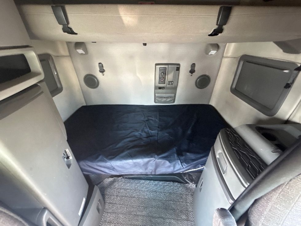 Sleeper Tractor-Heavy Duty Tractors-Volvo-2020-VNL64760-Dayton-OH-535,450\n\t\tmiles-$ 57,500 - Image 16