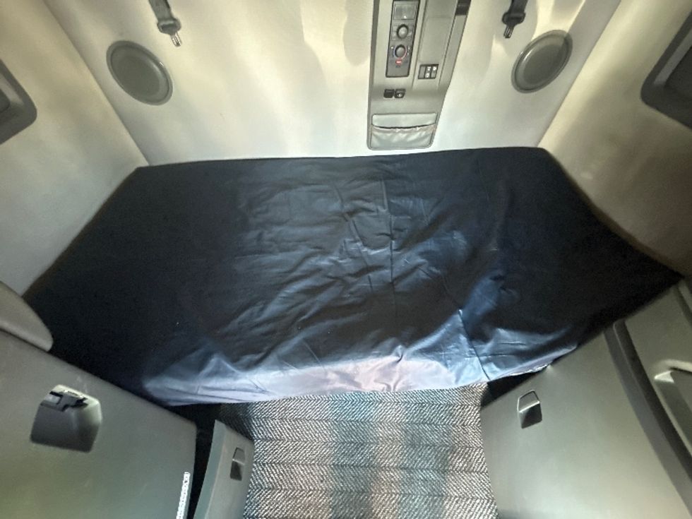 Sleeper Tractor-Heavy Duty Tractors-Volvo-2020-VNL64760-Dayton-OH-535,450\n\t\tmiles-$ 57,500 - Image 17