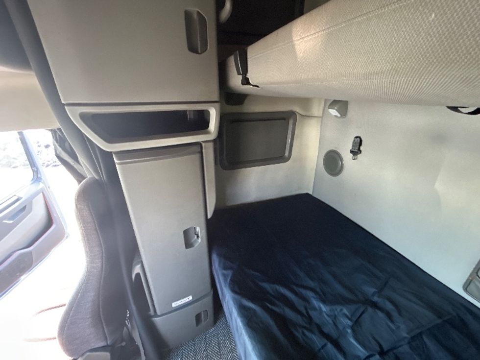 Sleeper Tractor-Heavy Duty Tractors-Volvo-2020-VNL64760-Dayton-OH-535,450\n\t\tmiles-$ 57,500 - Image 19