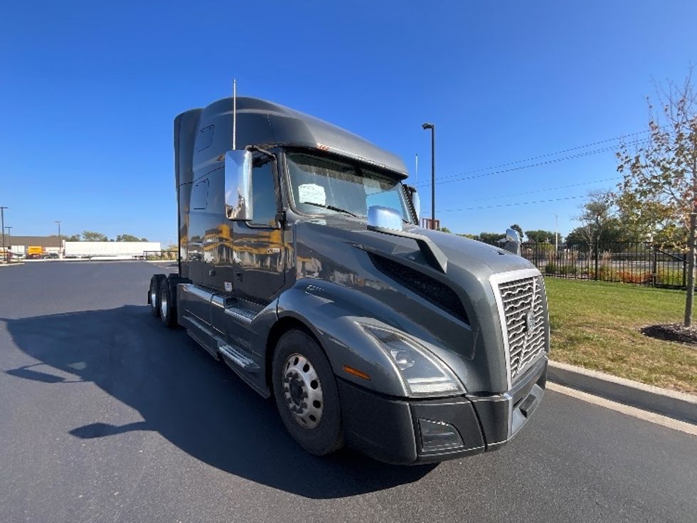 Sleeper Tractor-Heavy Duty Tractors-Volvo-2020-VNL64760-East Chicago-IN-536,000\n\t\tmiles-$ 62,000 - Image 1