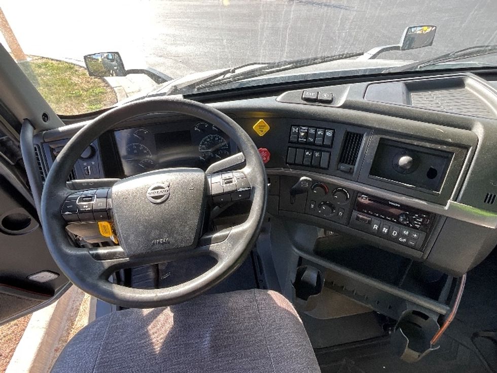 Sleeper Tractor-Heavy Duty Tractors-Volvo-2020-VNL64760-East Chicago-IN-536,000\n\t\tmiles-$ 62,000 - Image 11