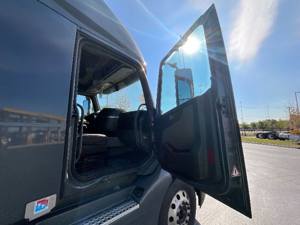 Sleeper Tractor-Heavy Duty Tractors-Volvo-2020-VNL64760-East Chicago-IN-536,000\n\t\tmiles-$ 62,000 - Image 13