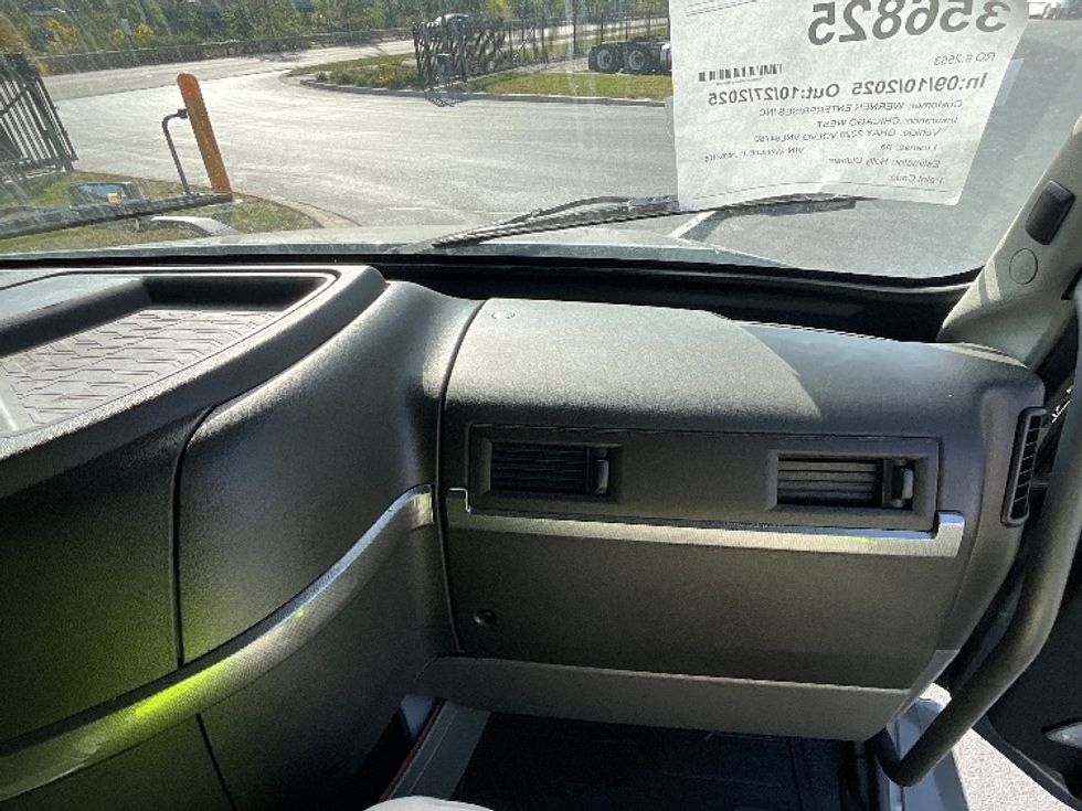 Sleeper Tractor-Heavy Duty Tractors-Volvo-2020-VNL64760-East Chicago-IN-536,000\n\t\tmiles-$ 62,000 - Image 14