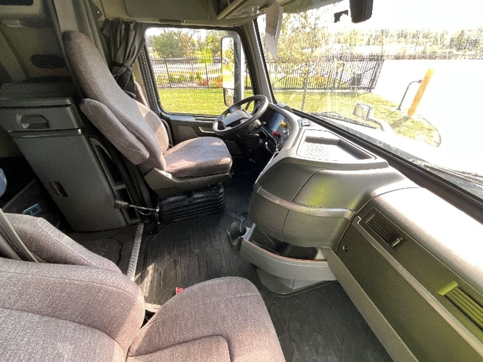 Sleeper Tractor-Heavy Duty Tractors-Volvo-2020-VNL64760-East Chicago-IN-536,000\n\t\tmiles-$ 62,000 - Image 15