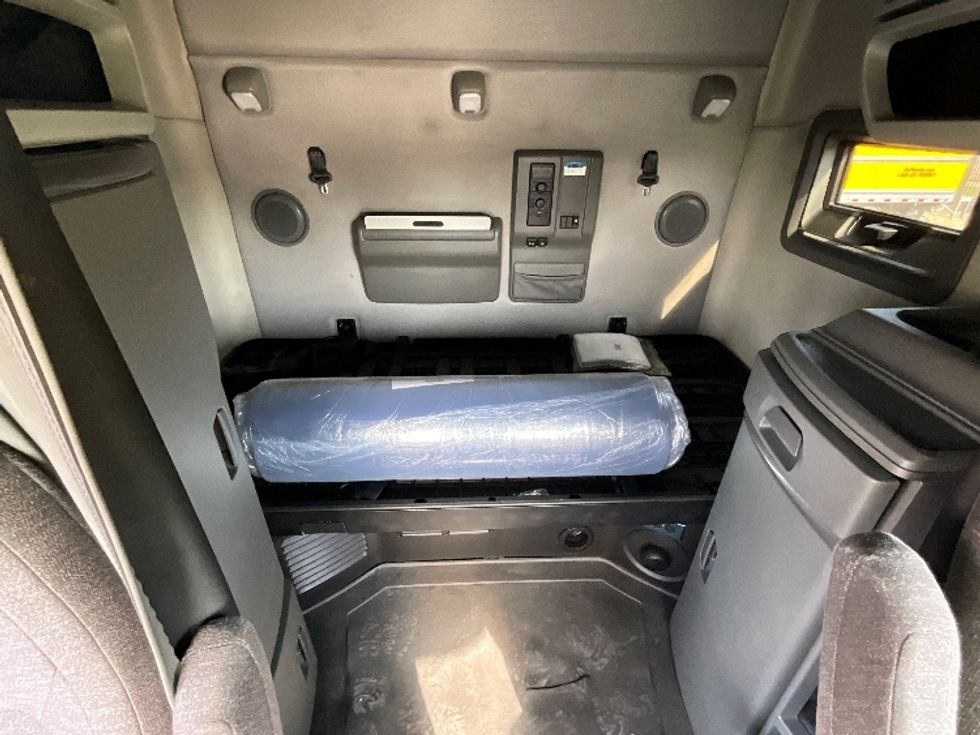 Sleeper Tractor-Heavy Duty Tractors-Volvo-2020-VNL64760-East Chicago-IN-536,000\n\t\tmiles-$ 62,000 - Image 16