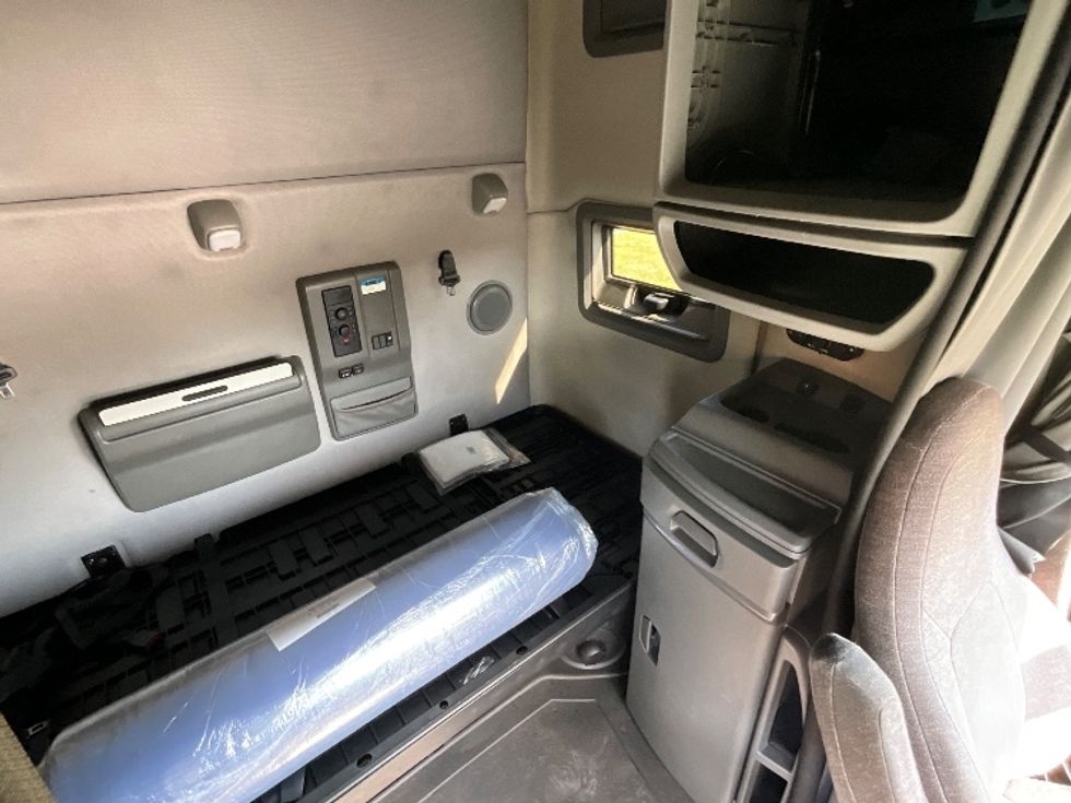 Sleeper Tractor-Heavy Duty Tractors-Volvo-2020-VNL64760-East Chicago-IN-536,000\n\t\tmiles-$ 62,000 - Image 18