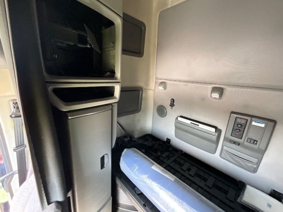 Sleeper Tractor-Heavy Duty Tractors-Volvo-2020-VNL64760-East Chicago-IN-536,000\n\t\tmiles-$ 62,000 - Image 19