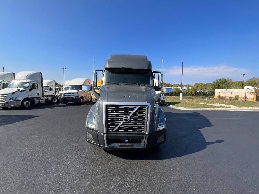 Sleeper Tractor-Heavy Duty Tractors-Volvo-2020-VNL64760-East Chicago-IN-536,000\n\t\tmiles-$ 62,000 - Image 2