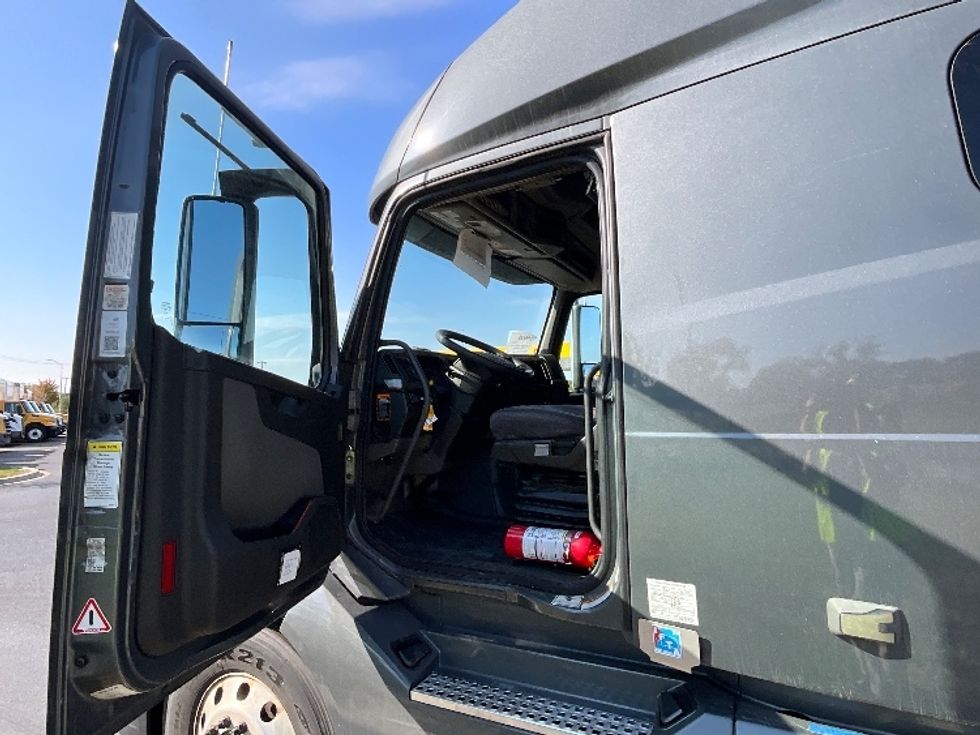 Sleeper Tractor-Heavy Duty Tractors-Volvo-2020-VNL64760-East Chicago-IN-536,000\n\t\tmiles-$ 62,000 - Image 9