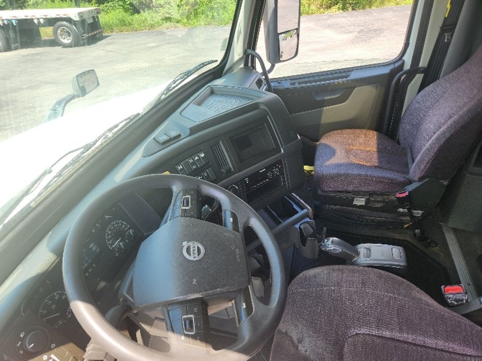 Sleeper Tractor-Heavy Duty Tractors-Volvo-2020-VNL64760-Elizabethtown-KY-589,591\n\t\tmiles-$ 56,250 - Image 10