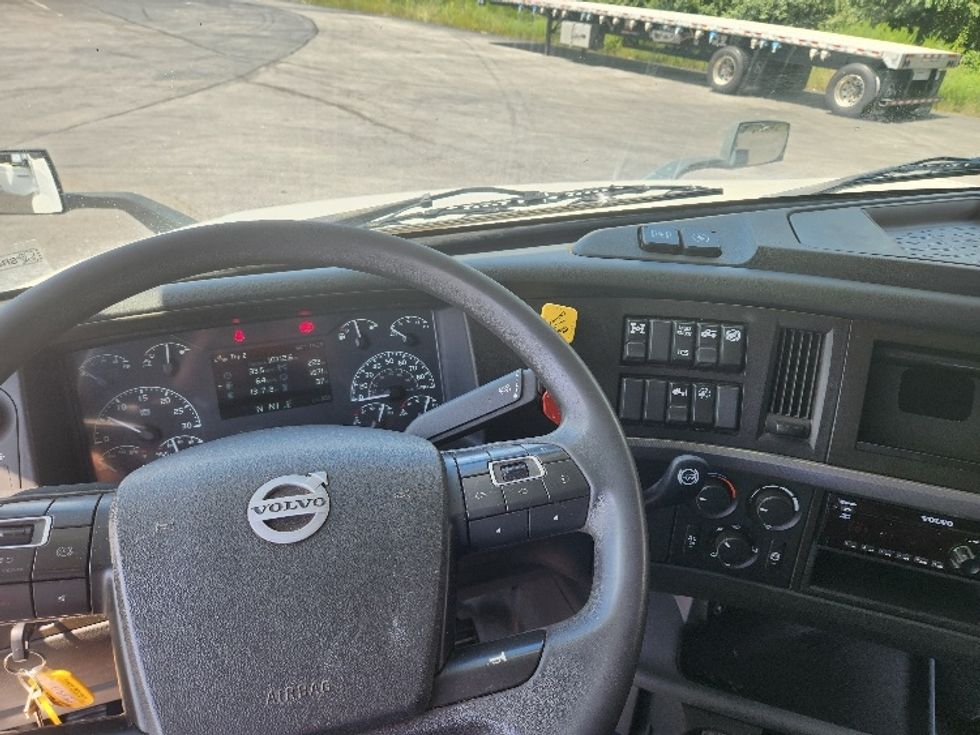Sleeper Tractor-Heavy Duty Tractors-Volvo-2020-VNL64760-Elizabethtown-KY-589,591\n\t\tmiles-$ 56,250 - Image 11