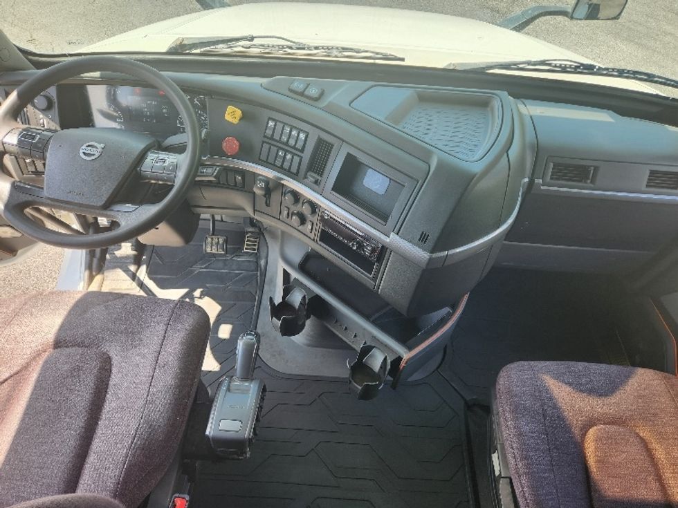 Sleeper Tractor-Heavy Duty Tractors-Volvo-2020-VNL64760-Elizabethtown-KY-589,591\n\t\tmiles-$ 56,250 - Image 12