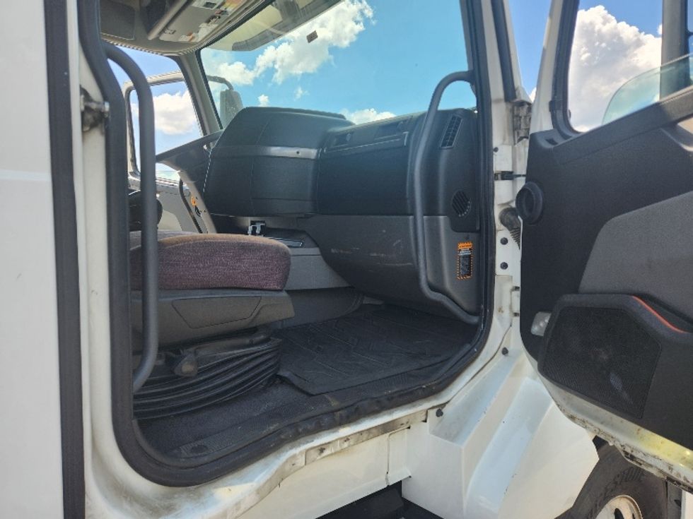 Sleeper Tractor-Heavy Duty Tractors-Volvo-2020-VNL64760-Elizabethtown-KY-589,591\n\t\tmiles-$ 56,250 - Image 13