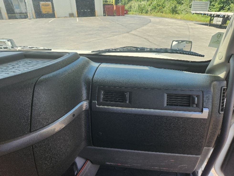 Sleeper Tractor-Heavy Duty Tractors-Volvo-2020-VNL64760-Elizabethtown-KY-589,591\n\t\tmiles-$ 56,250 - Image 14