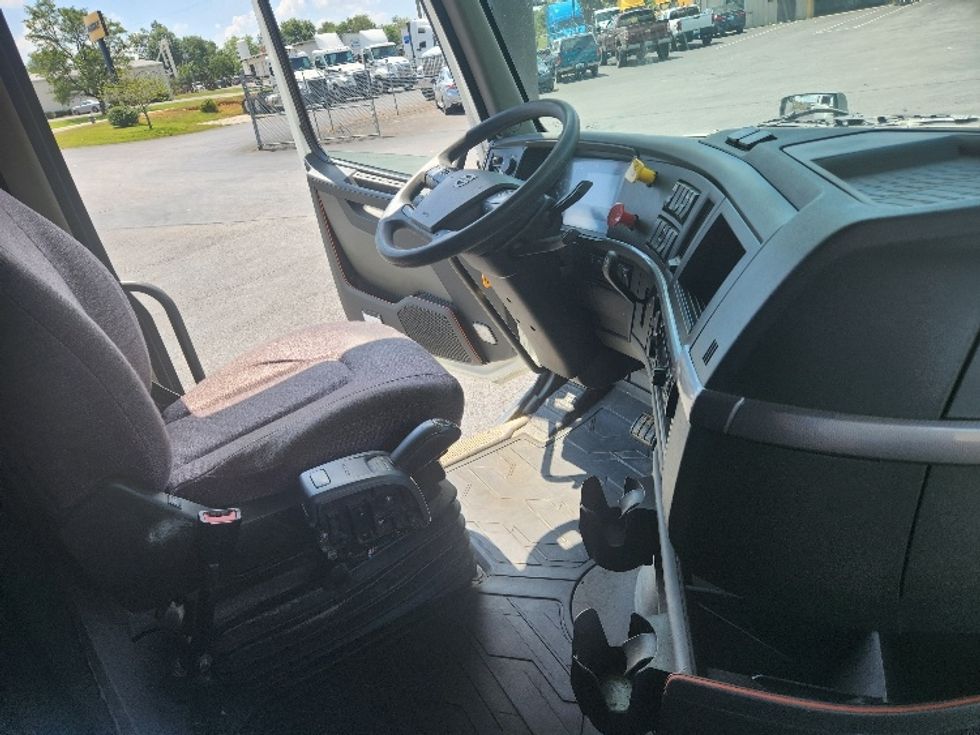 Sleeper Tractor-Heavy Duty Tractors-Volvo-2020-VNL64760-Elizabethtown-KY-589,591\n\t\tmiles-$ 56,250 - Image 15