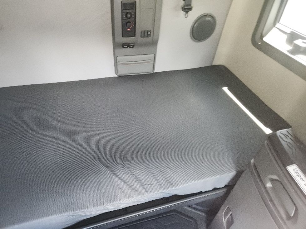 Sleeper Tractor-Heavy Duty Tractors-Volvo-2020-VNL64760-Elizabethtown-KY-589,591\n\t\tmiles-$ 56,250 - Image 17