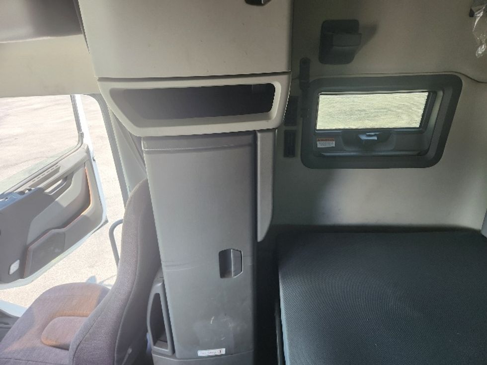 Sleeper Tractor-Heavy Duty Tractors-Volvo-2020-VNL64760-Elizabethtown-KY-589,591\n\t\tmiles-$ 56,250 - Image 19