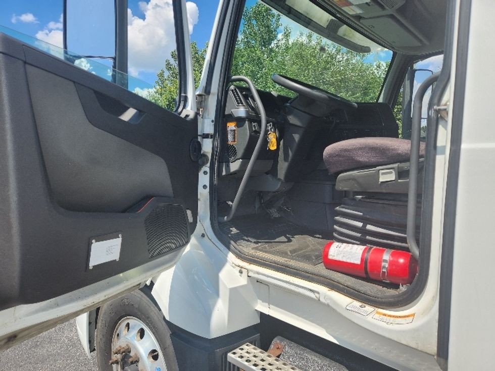 Sleeper Tractor-Heavy Duty Tractors-Volvo-2020-VNL64760-Elizabethtown-KY-589,591\n\t\tmiles-$ 56,250 - Image 9