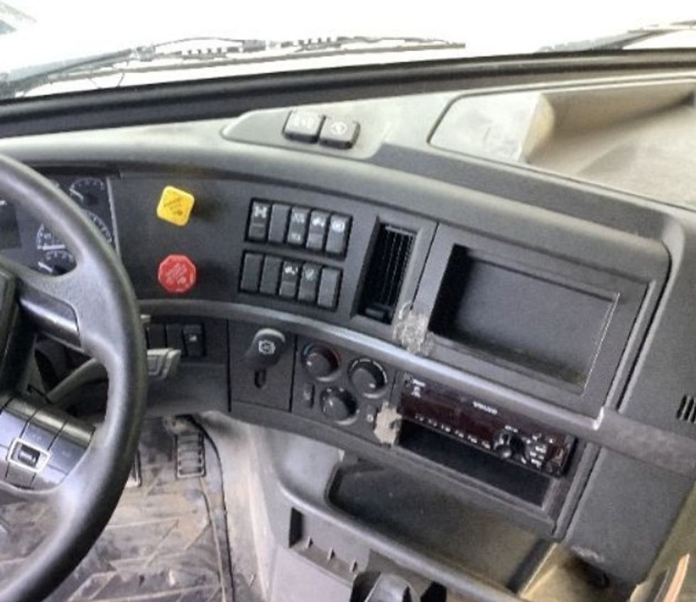 Sleeper Tractor-Heavy Duty Tractors-Volvo-2020-VNL64760-Elizabethtown-KY-621,285\n\t\tmiles-$ 59,500 - Image 11