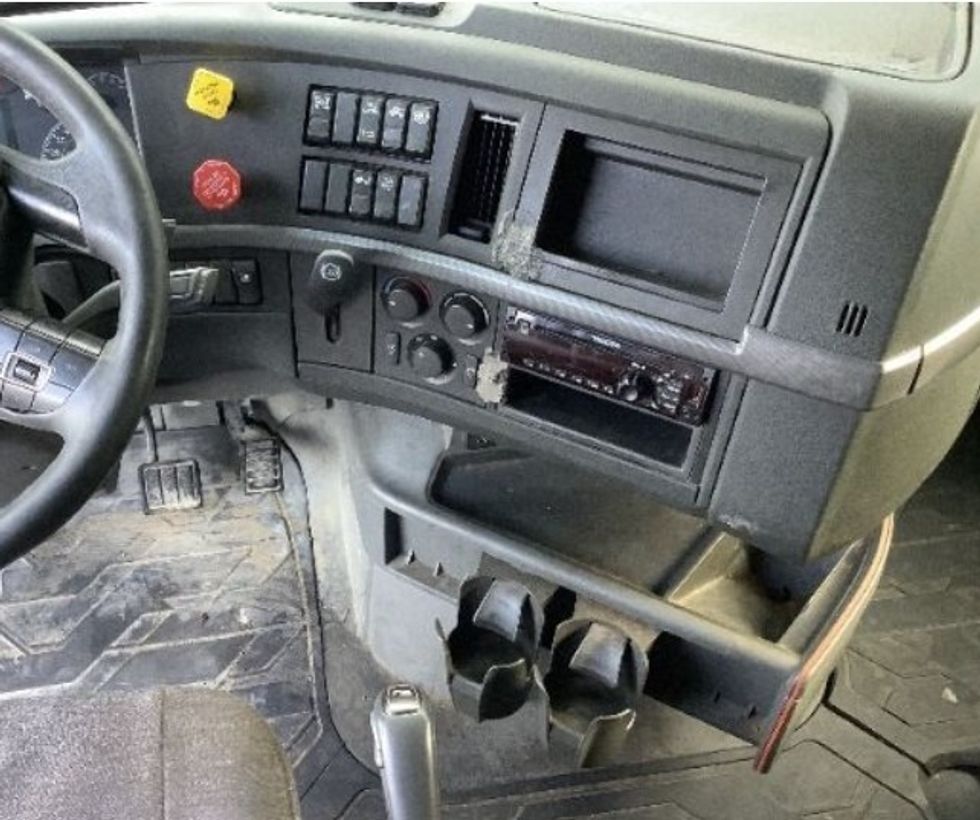 Sleeper Tractor-Heavy Duty Tractors-Volvo-2020-VNL64760-Elizabethtown-KY-621,285\n\t\tmiles-$ 59,500 - Image 12