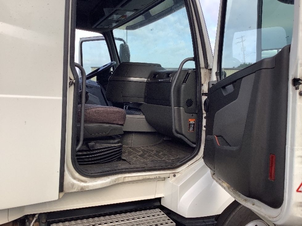 Sleeper Tractor-Heavy Duty Tractors-Volvo-2020-VNL64760-Elizabethtown-KY-621,285\n\t\tmiles-$ 59,500 - Image 13