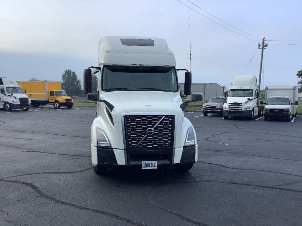 Sleeper Tractor-Heavy Duty Tractors-Volvo-2020-VNL64760-Elizabethtown-KY-621,285\n\t\tmiles-$ 59,500 - Image 2