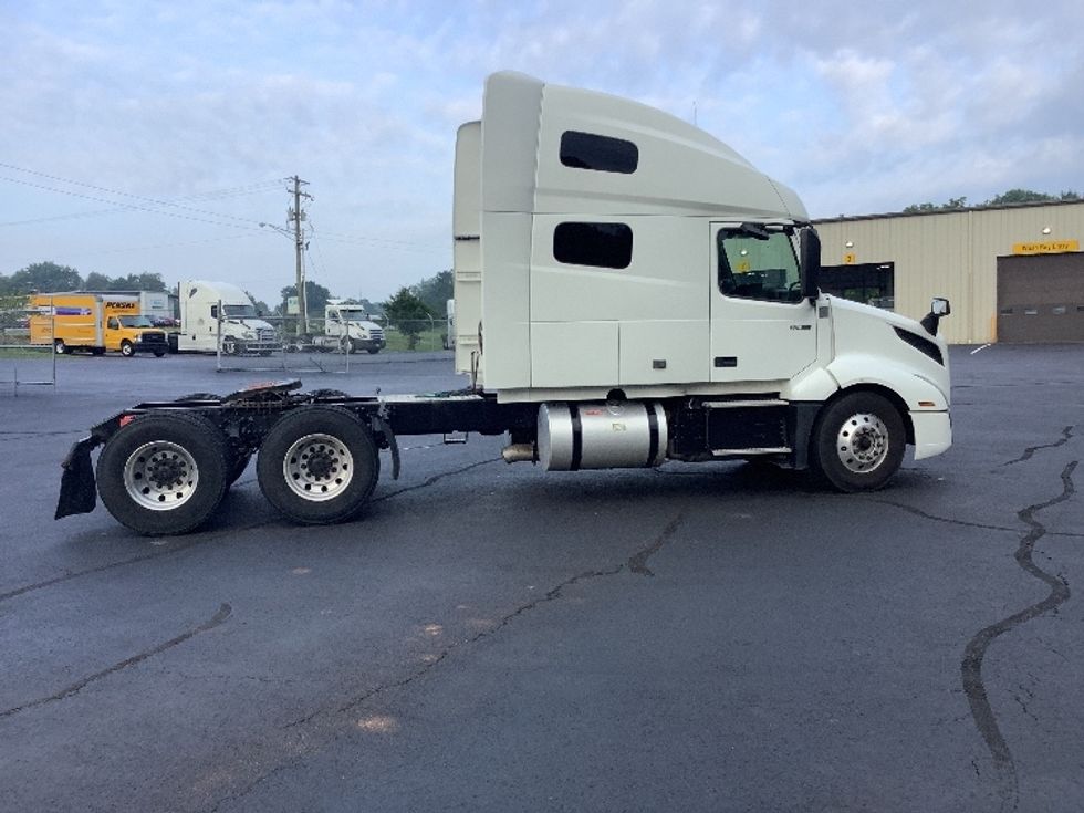 Sleeper Tractor-Heavy Duty Tractors-Volvo-2020-VNL64760-Elizabethtown-KY-621,285\n\t\tmiles-$ 59,500 - Image 8