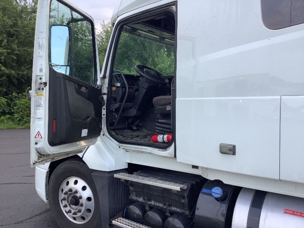 Sleeper Tractor-Heavy Duty Tractors-Volvo-2020-VNL64760-Elizabethtown-KY-621,285\n\t\tmiles-$ 59,500 - Image 9